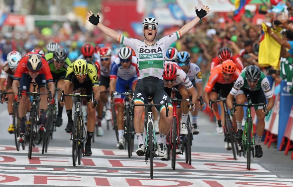 Sam Bennett gana la tercera etapa de la Vuelta.