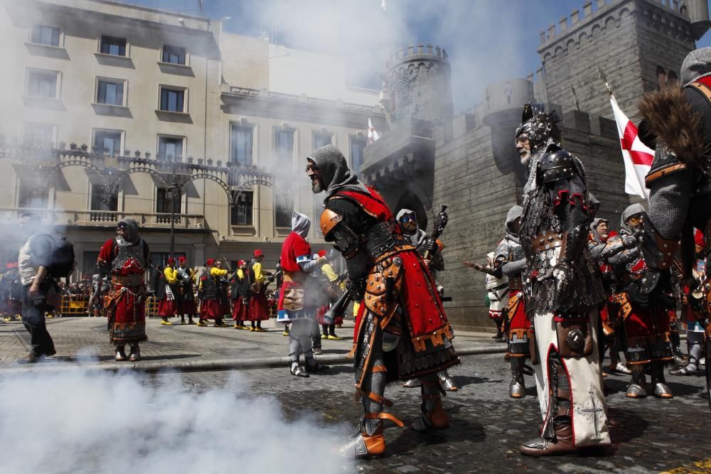 Dos espectaculares y ruidosas batallas transportan a Alcoy al lejano año de 1276