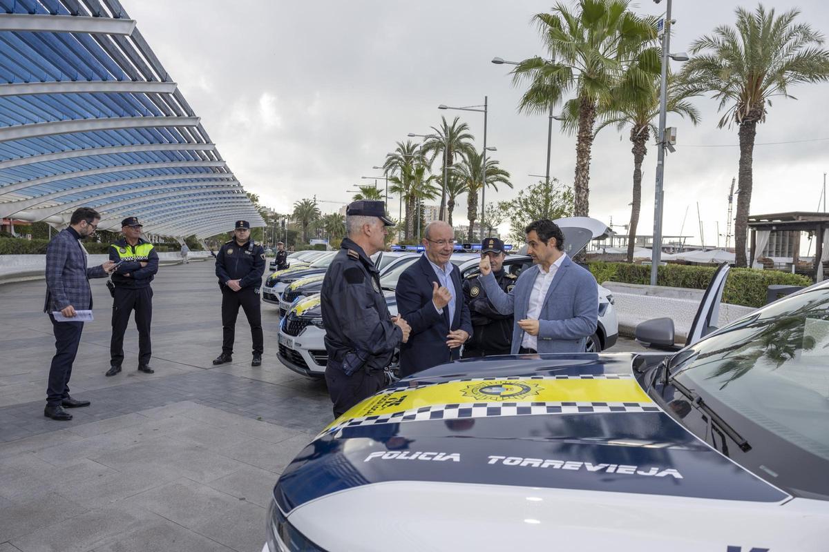 Presentación de los nuevos vehículos policiales en el paseo Vista Alegre de Torrevieja