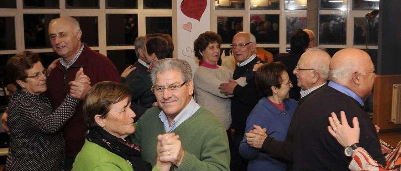 Una actividad lúdica en el centro social de la tercera edad de Agolada. // Bernabé/Javier Lalín