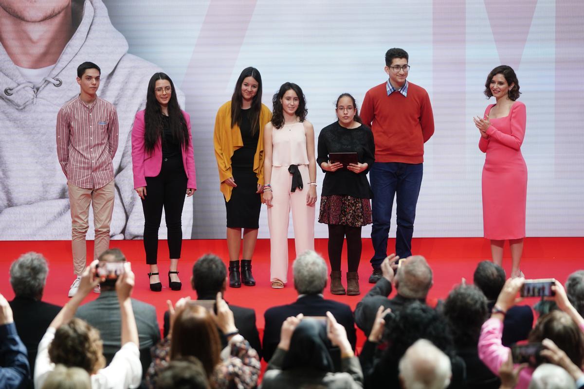 Isabel Díaz Ayuso entrega a una delegación de alumnos la Gran Cruz de la Orden del Dos de Mayo por su &quot;esfuerzo&quot; durante la pandemia.