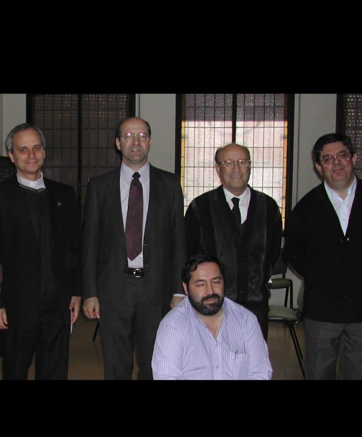Robert Prevost, a la izquierda, junto a cuatro sacerdotes del Colegio San Agustín de Zaragoza. Agachado, Míchel Olaortúa.