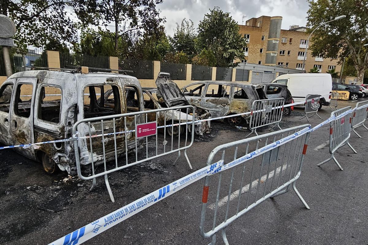 Coches quemados en Sant Adrià este viernes, en un lugar cercano al Besòs i el Maresme.