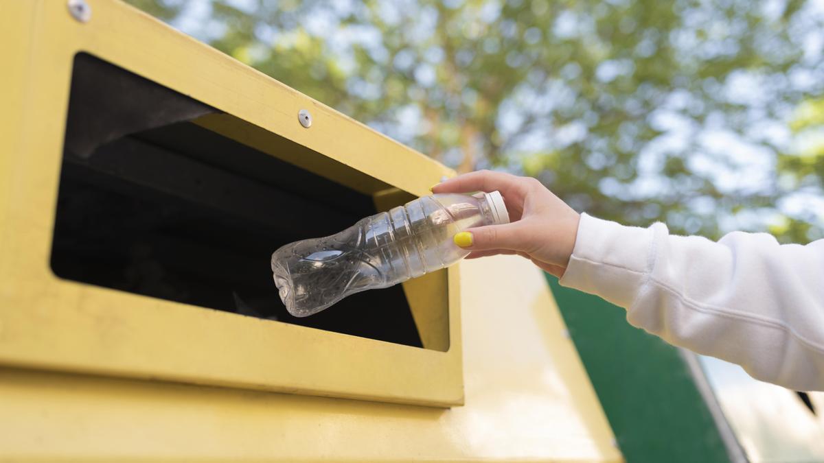 Dentro del contenedor amarillo, debemos depositar: botellas y envases de plástico, envases metálicos y briks.