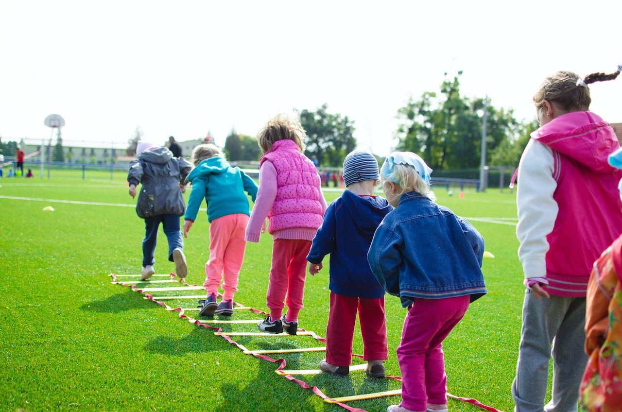 Piezas de ropa infantil deportiva para niños y niñas activos