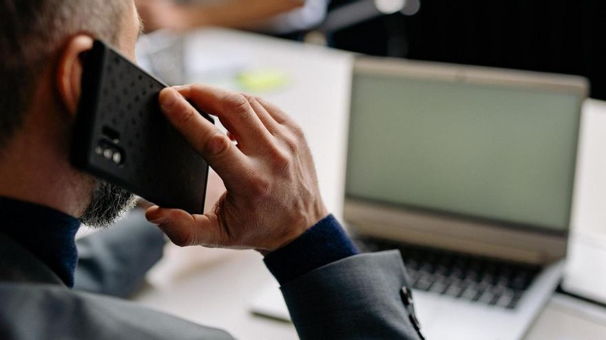 La Guardia Civil alerta sobre la “estafa del buen empleado”: así manipulan a los trabajadores para robar dinero o datos