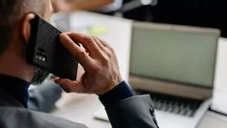 La Guardia Civil alerta sobre la “estafa del buen empleado”: así manipulan a los trabajadores para robar dinero o datos