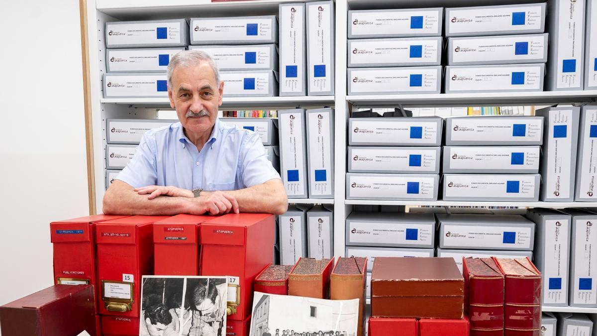 José María Bermúdez de Castro posa con parte de su archivo documental y fotográfico.