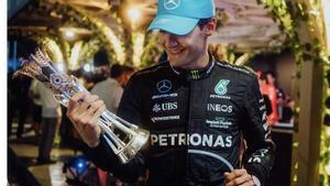 Russell, con el trofeo que tuvo que devolver en Arabia