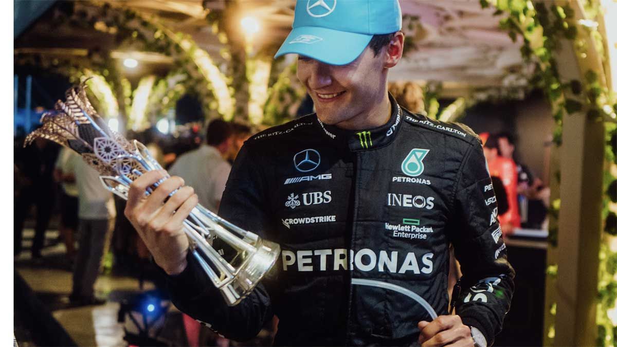 Russell, con el trofeo que tuvo que devolver en Arabia