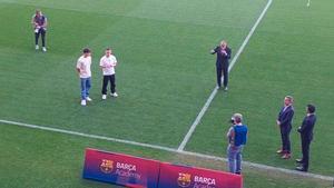 Rafa Yuste, Marc Casadó y Pau Víctor en el acto de clausura de la Barça Academy World Cup en el estadio Johan Cruyff