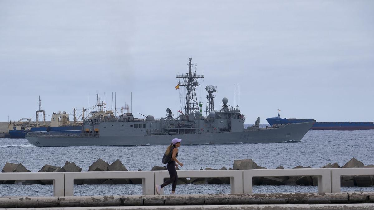 Las embarcaciones que participarán en el Día de las Fuerzas Armadas salen del puerto para preparar el desfile