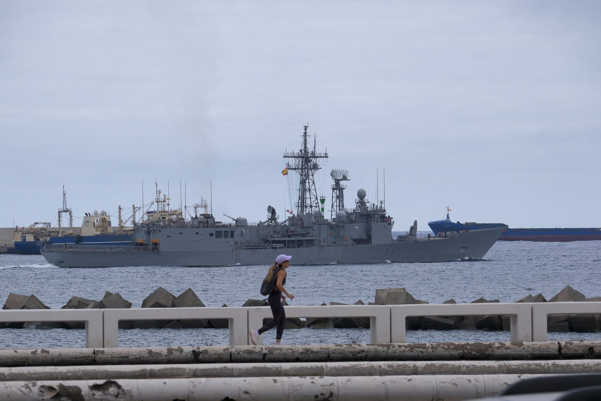 Las embarcaciones que participarán en el Día de las Fuerzas Armadas salen del puerto para preparar el desfile
