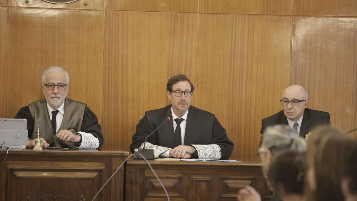 El presidente de la Sala de lo contencioso- administrativo del TSJB, Fernando Socias, en el centro, y el presidente del TSJB, Carlos Gómez (izqda).
