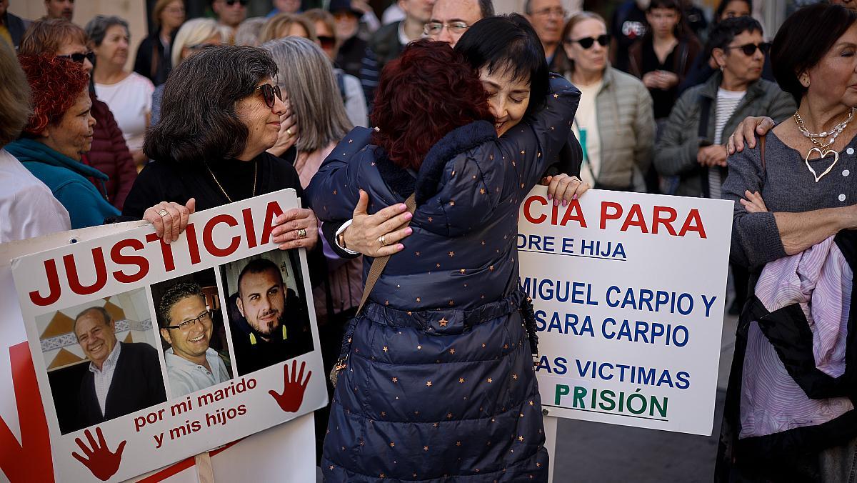 Familiares de las víctimas protestan ante Les Corts.