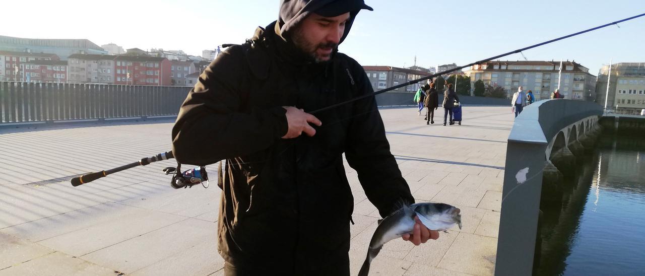 Un pescador deportivo en Pontevedra.