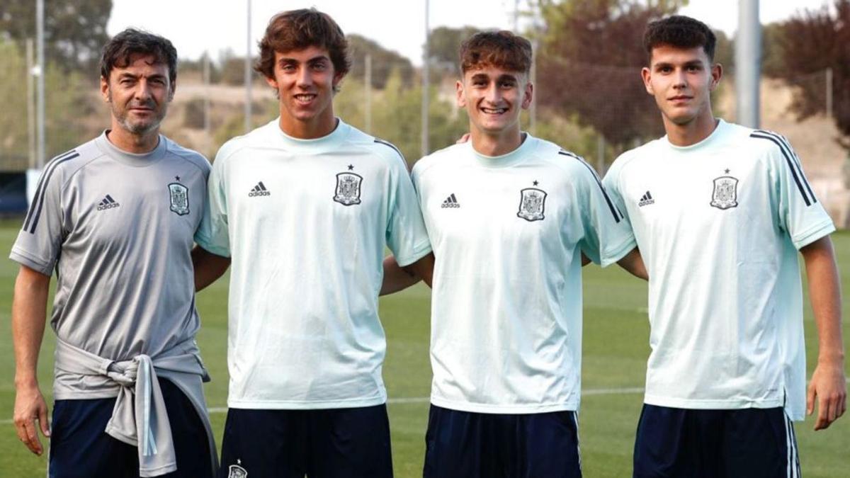 El seleccionador nacional sub 19, Santi Denia, con los deportivistas Barcia, Noel y Trilli. |  // RFEF