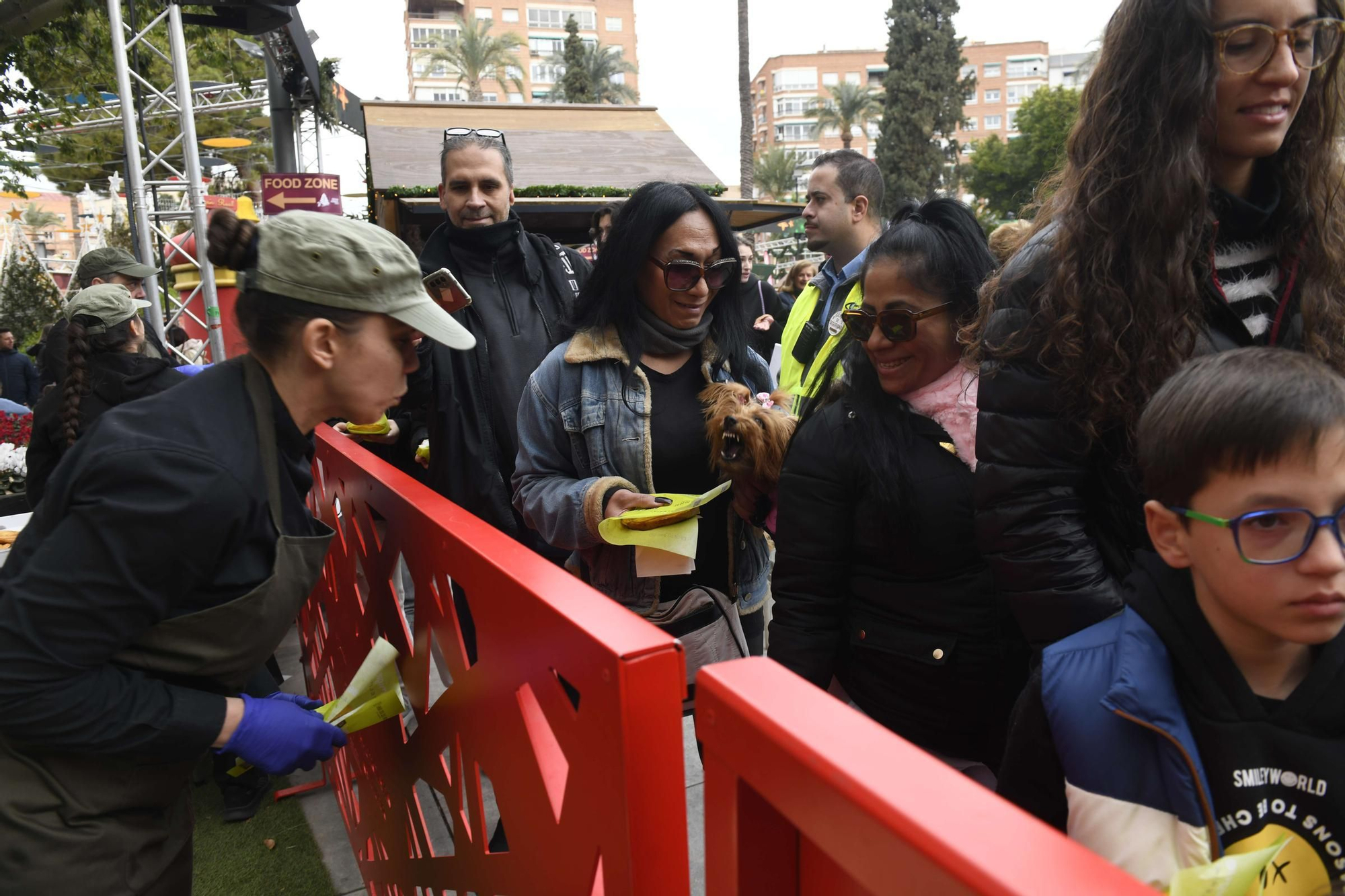 Reparto de pasteles de carne y marineras en la Plaza Circular de Murcia
