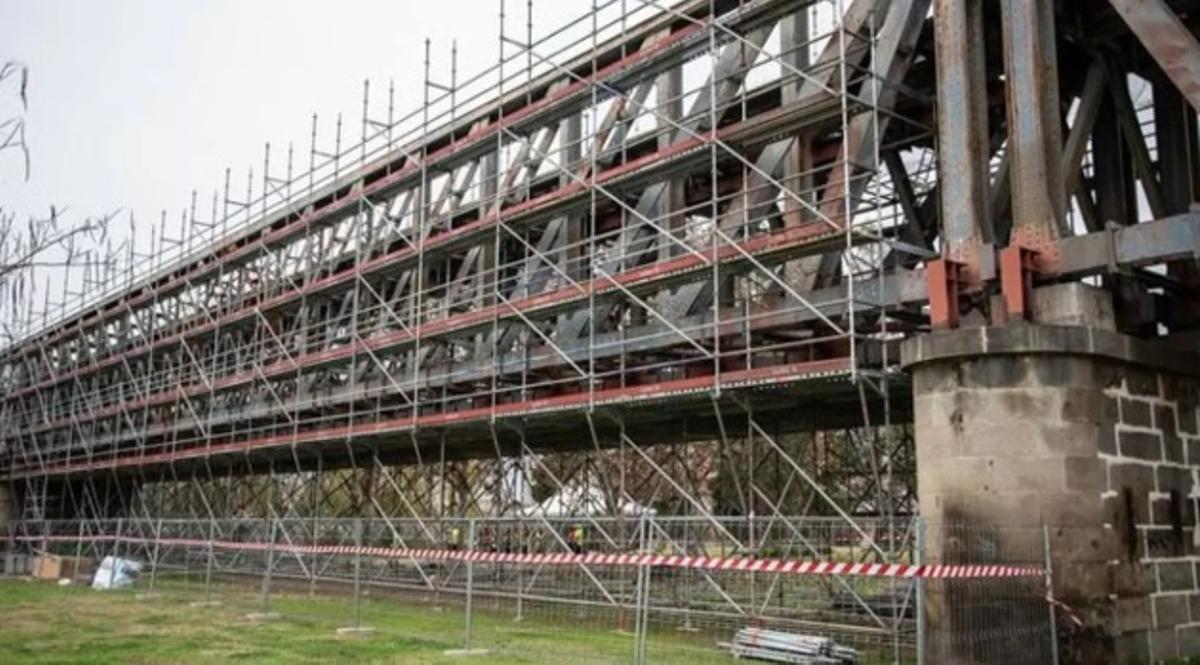 Obras en el puente de hierro de Mérida.