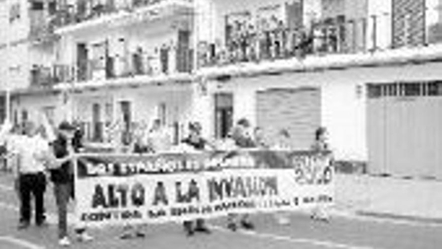 Sólo 60 ultras se manifiestan
en el Grao contra la inmigración