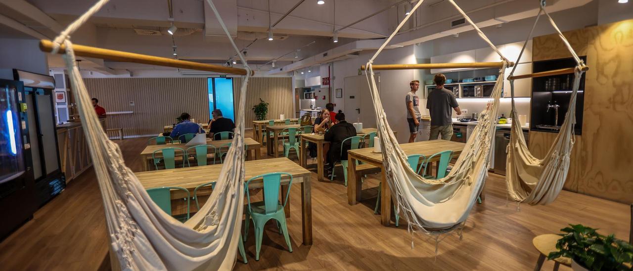 Zona de comedor y descanso en el edifico de Aticco en Bogatell.