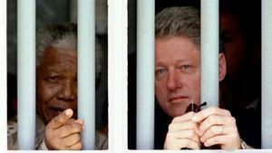Nelson Mandela y Bill Clinton en una visita al final de los años Noventa en la celda donde el expresidente sudafricano pasó 18 años de prisión. 