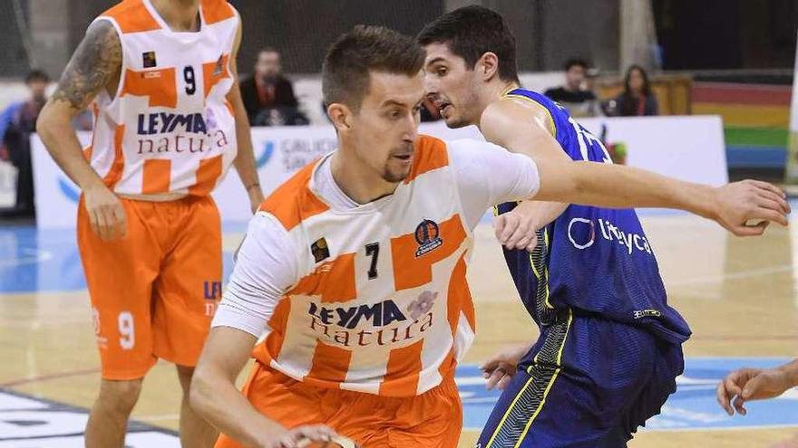 Mirza Bulic, en un partido del Leyma de esta temporada en el Palacio de los Deportes de Riazor.