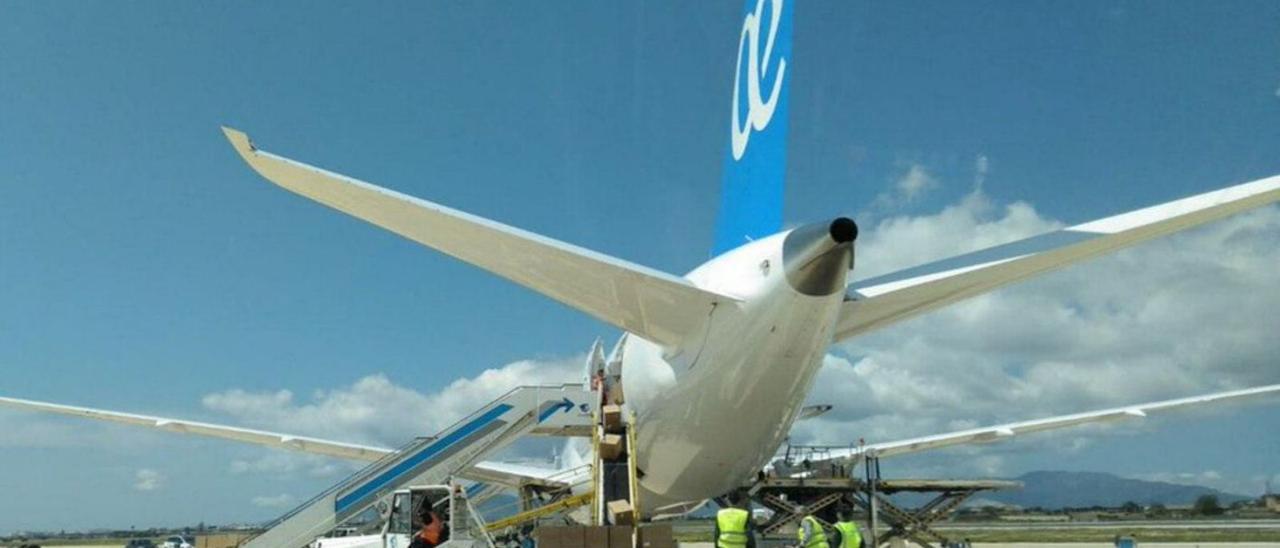 Imagen de un avión de Air Europa descargando material sanitario en el aeropuerto de Palma. | CAIB