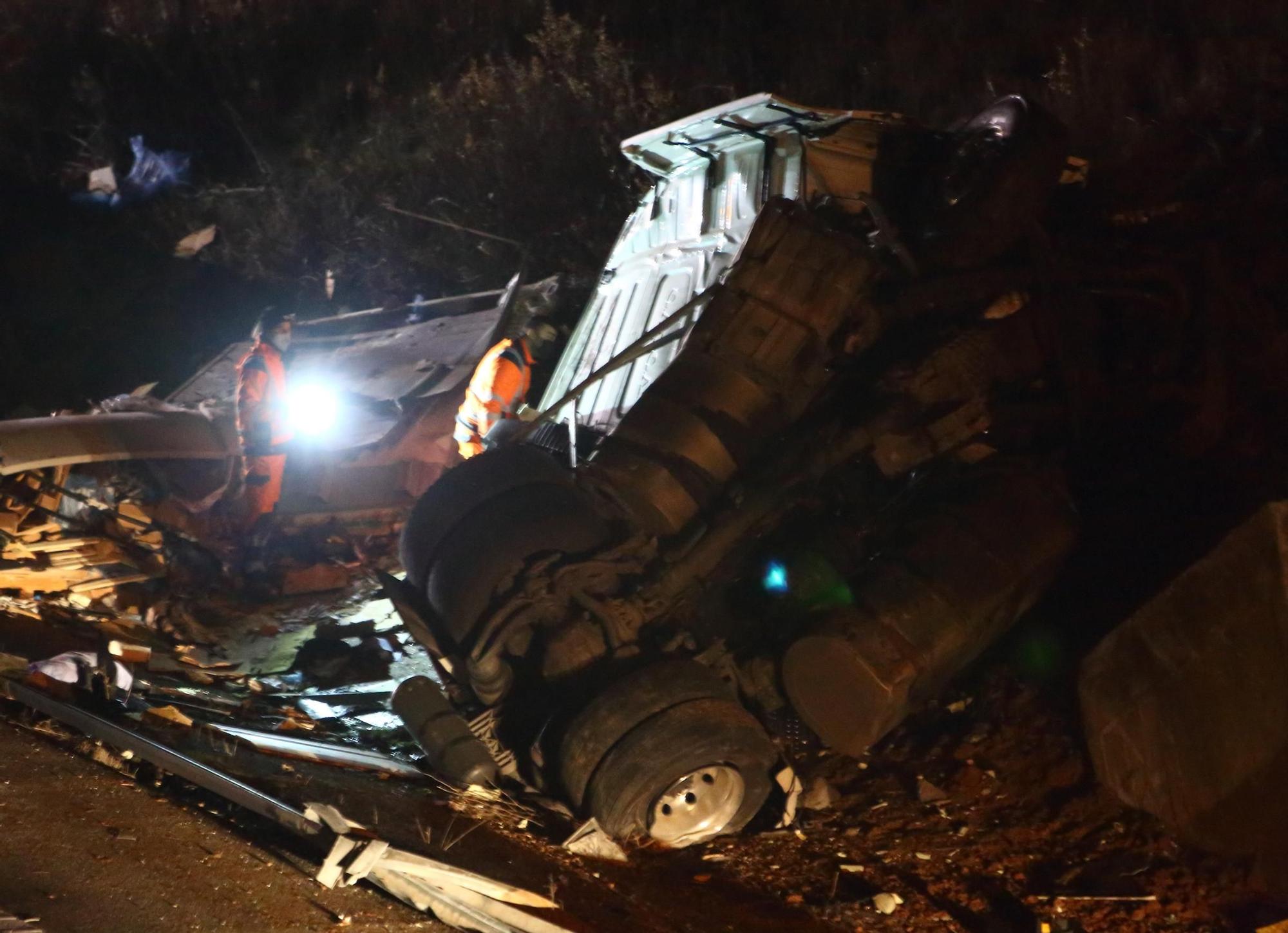 Fallece una persona tras colisionar el turismo que conducía contra un camión en la A-6 en Camponaraya (León)