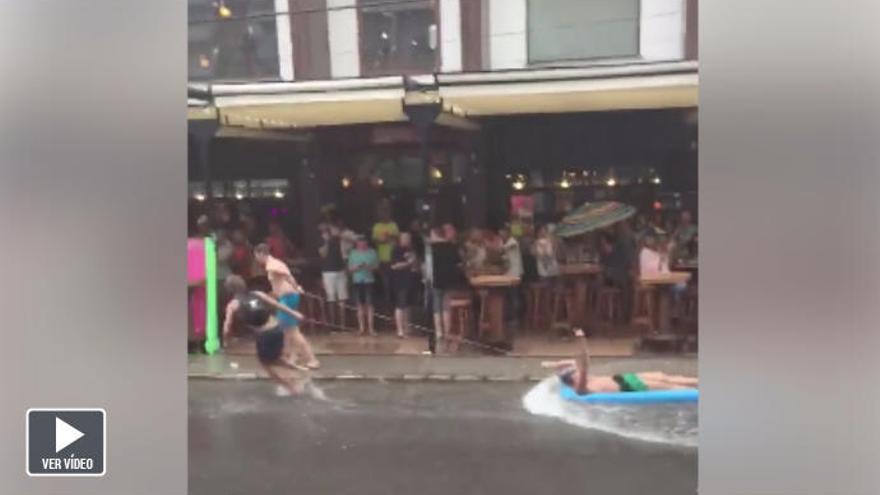 &quot;El guiri surfero&quot; en las calles de Mallorca ataca otra vez