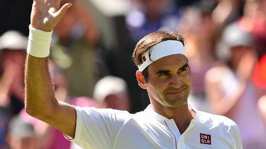 Federer saluda tras superar la primera ronda. // Efe