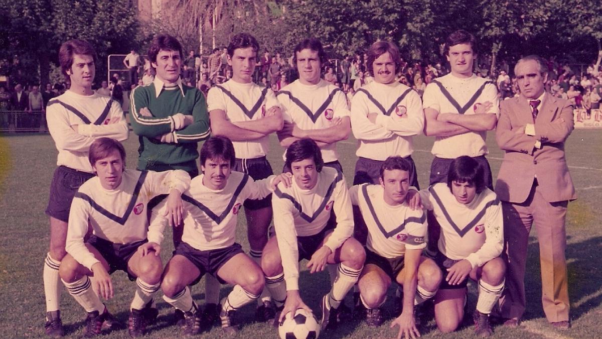 El once del Europa en un partido en Fabra i Coats en octubre de 1976, junto a su entrenador, Josep Monfort