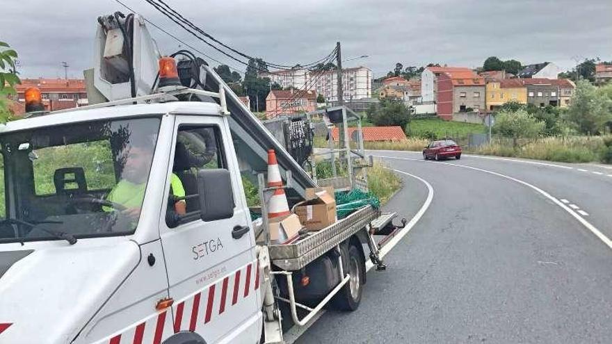 Renovación del alumbrado en el vial Coirados-Pardavila. // S.A.