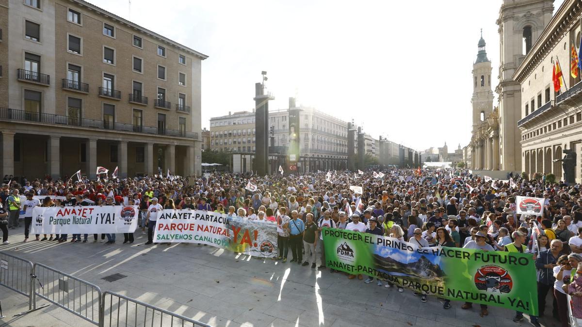 Miles de manifestantes protestan en defensa de Canal Roya en Zaragoza.