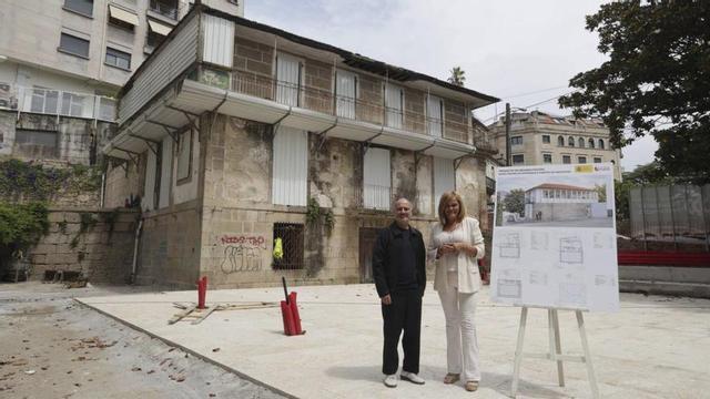 David Regades y Digna Rivas, ayer, ante el edificio que albergará el futuro centro de negocios deRedondela.