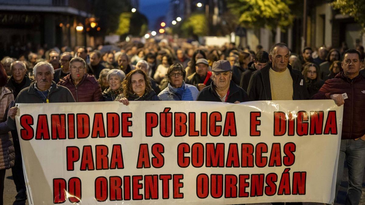 Una multitudinaria manifestación por la sanidad pública reunió a personas de toda la comarca de Valdeorras.