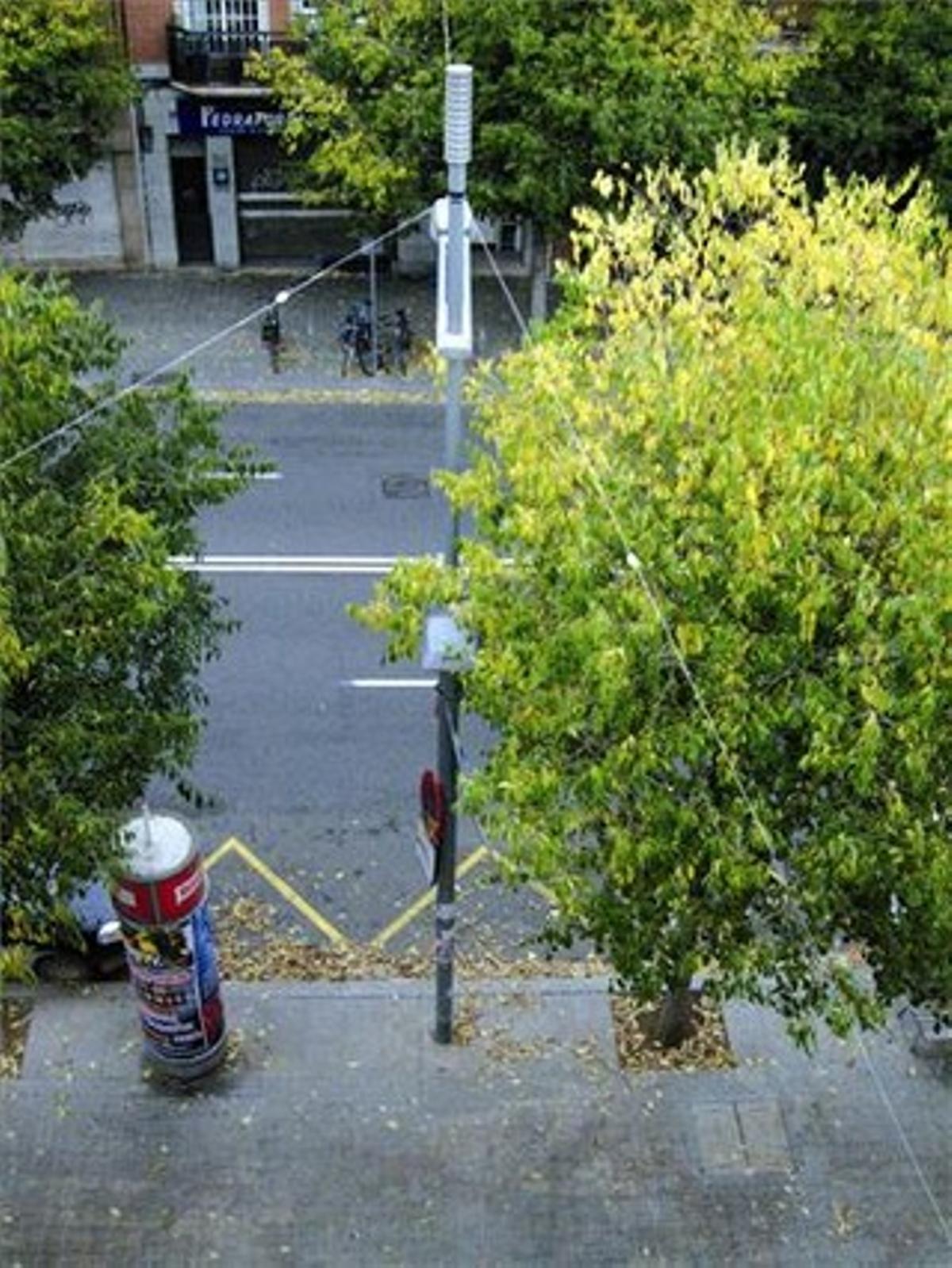 Butlla per a obres sense permís.Fa 15 dies van instal·lar dos pals des de la meva vivenda per subjectar un fanal que semblava que amenaçava de caure. No sé qui va fer aquesta obra, perquè ningú em va informar -ni a mi ni a altres veïns-, ni va demanar permís per apuntalar una instal·lació a l’edifici. Vaig contactar amb el 012, el 010, la Guàrdia Urbana, Civisme, bombers i amb l’alcaldia del districte sense obtenir cap resposta. Potser, amb la visita del Papa, ha estat una intervenció divina....