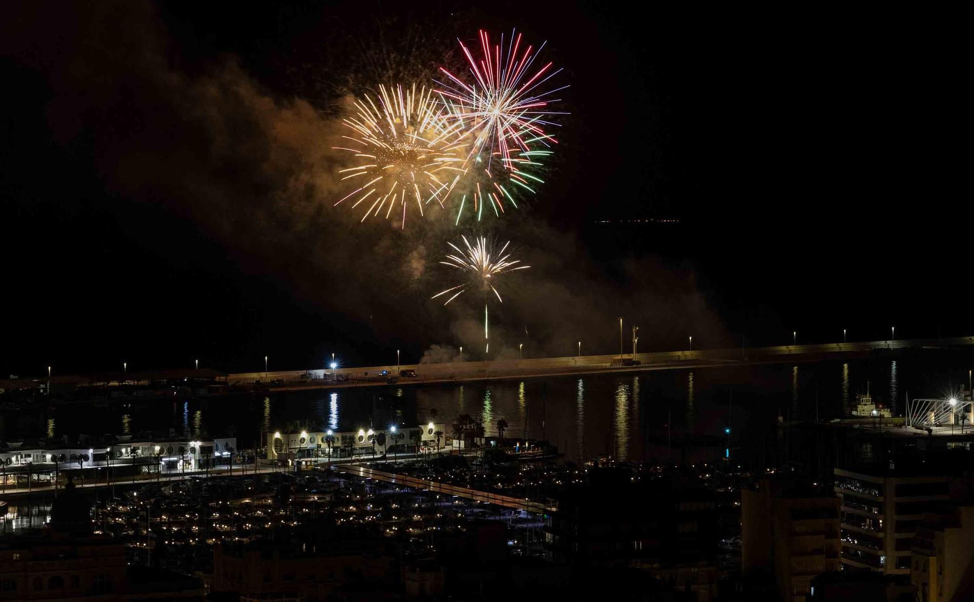 El castillo de fuegos del 9 d'octubre ilumina Alicante