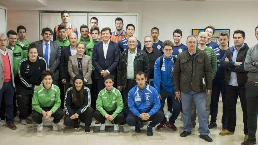 Los representantes de los clubes ourensanos posan con el secretario xeral para o Deporte, José Ramón Lete Lasa. // Brais Lorenzo