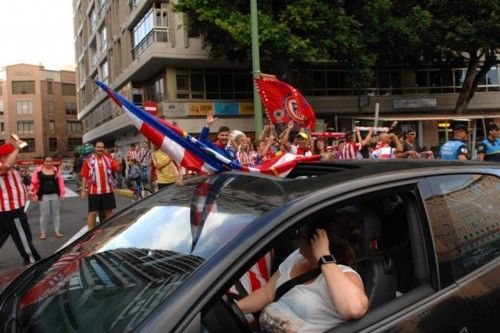 Aficionados canarios del Atletico de Madrid celebran el triunfo en el campeonato de liga.