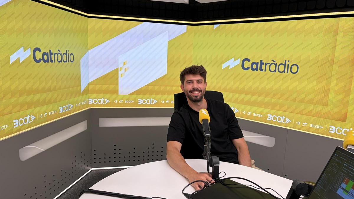 Roger Arbusà en una imatge promocional de Catalunya Ràdio.