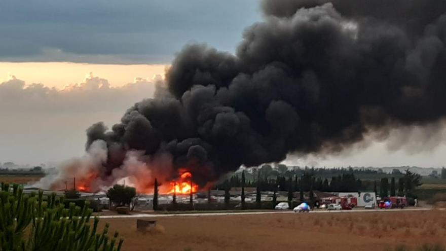 Crema l&#039;aparcament de caravanes de Ventalló