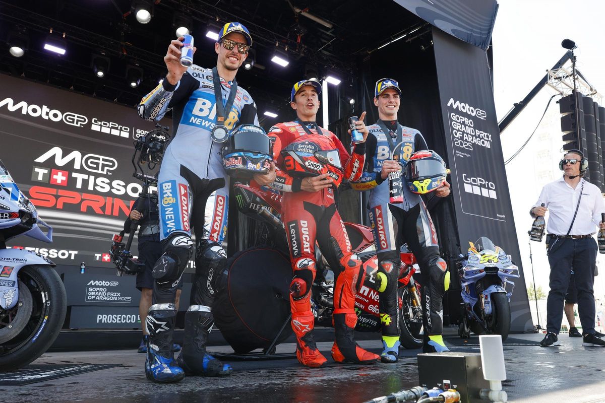 Fermín Aldeguer, a la derecha, junto a los hermanos Márquez en el podio de Aaragón