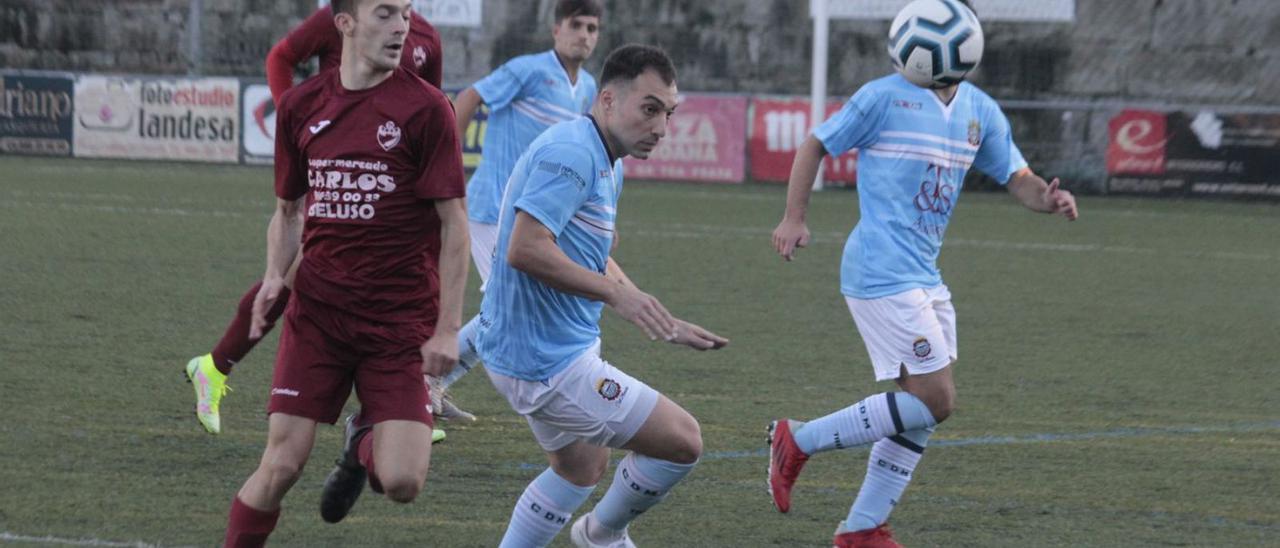 Una acción del duelo entre el Moaña y el Beluso disputado en el campo Iago Aspas Juncal. |  // SANTOS ÁLVAREZ