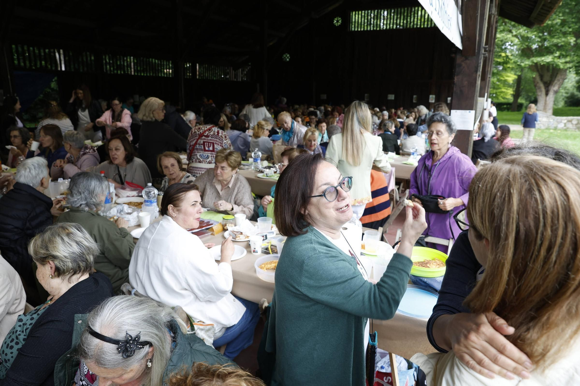 Así fue la fiesta "Femenino y Plural" en Gijón con 600 mujeres en el Muséu del Pueblu d'Asturies (en imágenes)