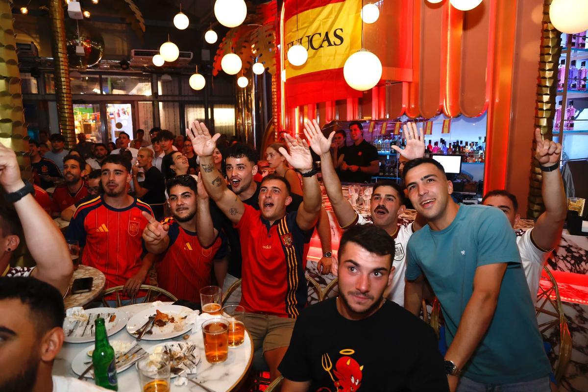 El ambiente del España-Portugal en Córdoba, en imágenes