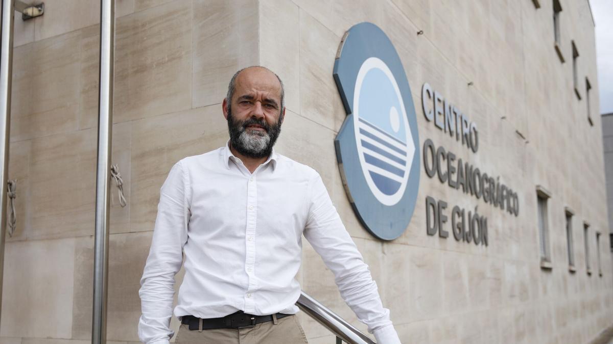 Rafael González-Quirós, en el Centro Oceanográfico de Gijón
