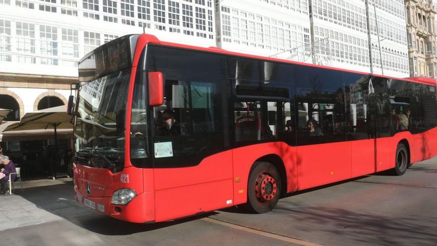 Prohibido comer en el bus de A Coruña: «Muchos quieren subir al bus con helado»
