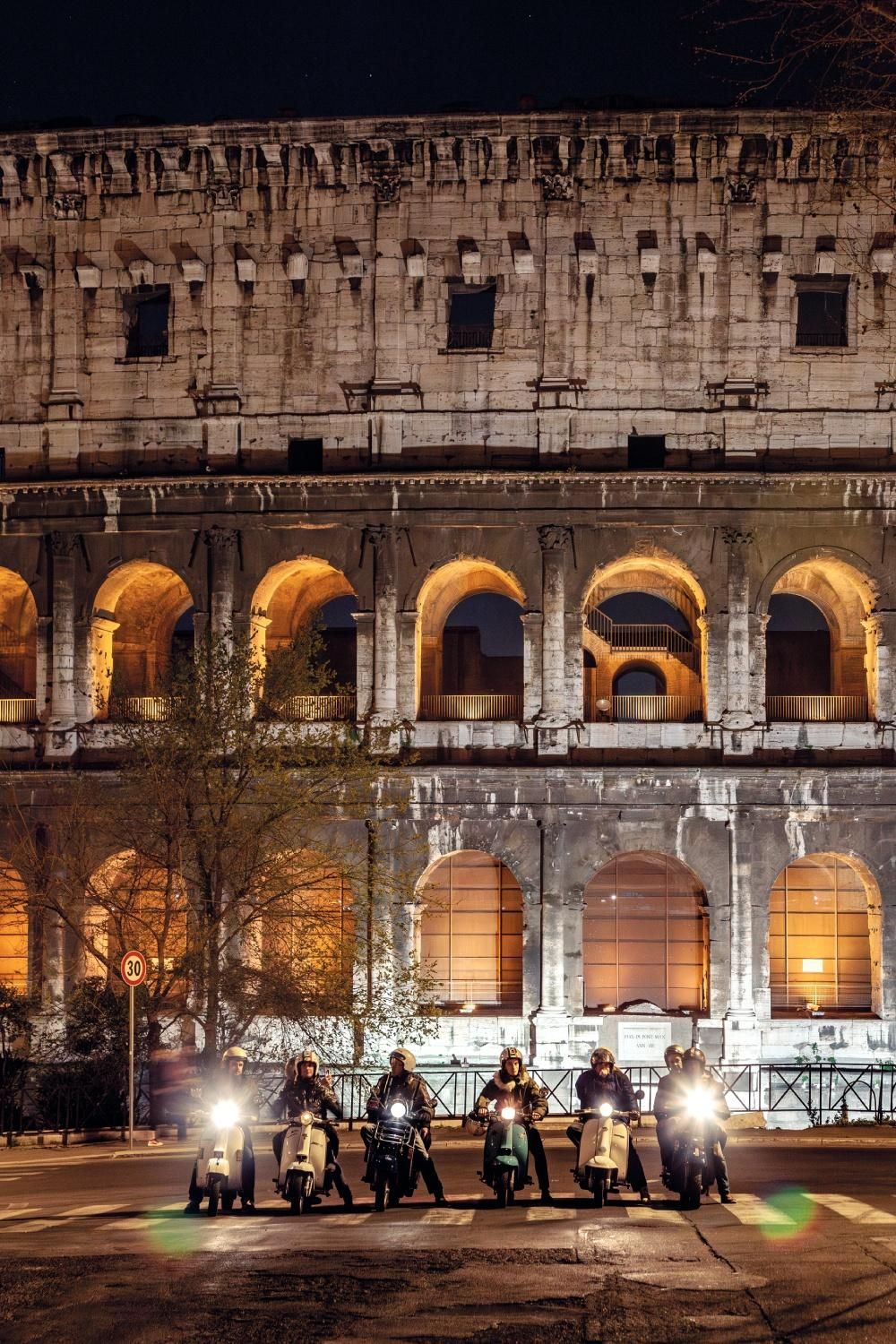 Vespas frente al Coliseo.