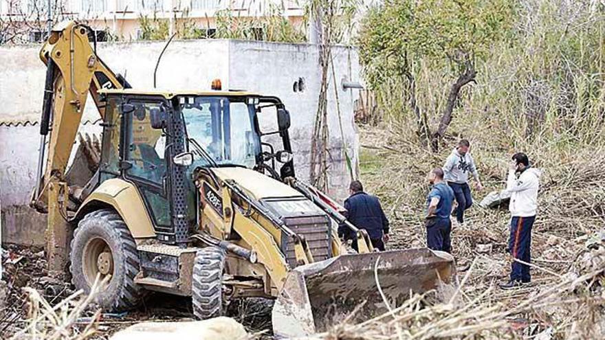 Guardias civiles, junto a una excavadora, en la zona donde se buscaba el cadáver de Escalante.